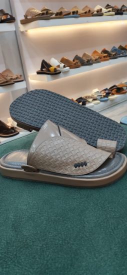 صورة حذاء شرقي نقش تمساح  ارضيه ملبس مريح ومانع الانزلاق